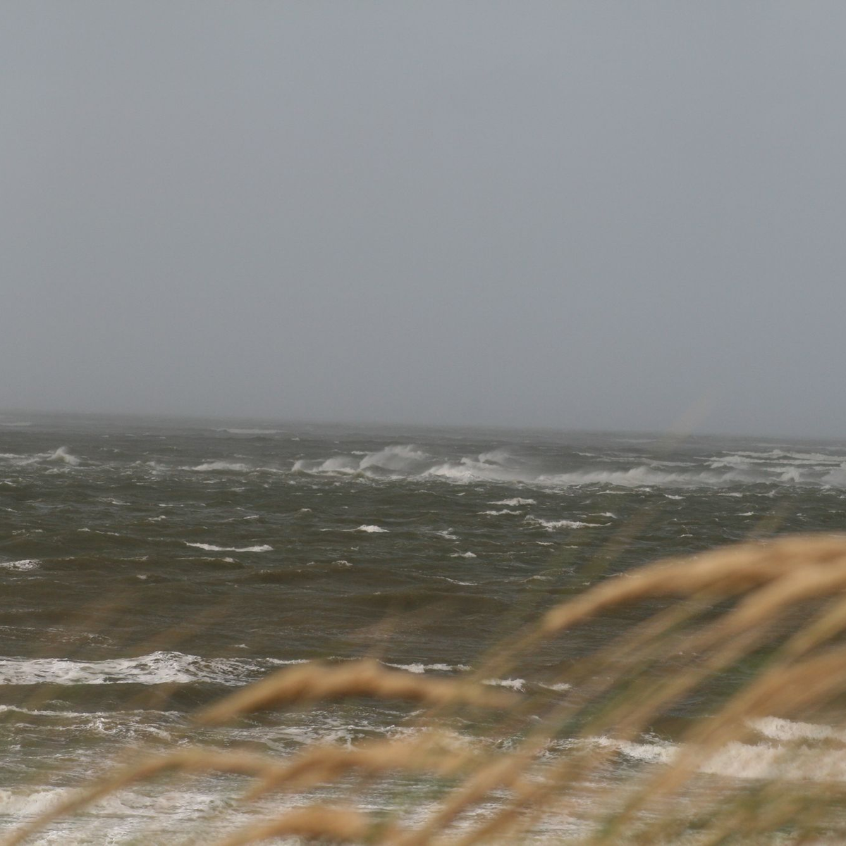 Der erste Herbststurm erreicht Norderney. - Foto: Kai Moorschlatt/dpa