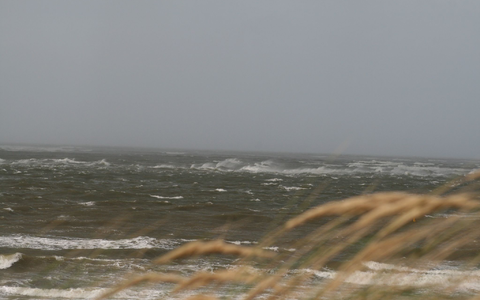 Der erste Herbststurm erreicht Norderney. - Foto: Kai Moorschlatt/dpa
