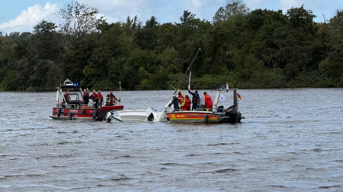FW-E: Segelboot auf dem Baldeneysee drohte zu sinken - Feuerwehr Essen und DLRG im Einsatz - Bild: presseportal.de