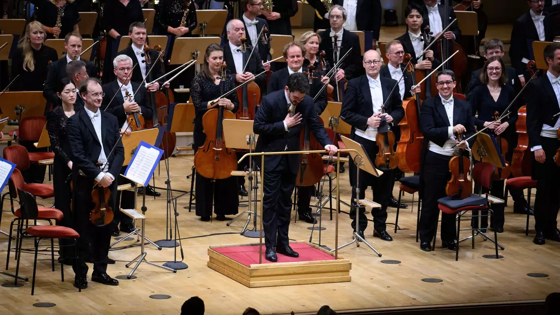 Shani und die Münchner Philharmoniker bekamen am Abend Standing Ovations. - Bild: Bernd von Jutrczenka/dpa