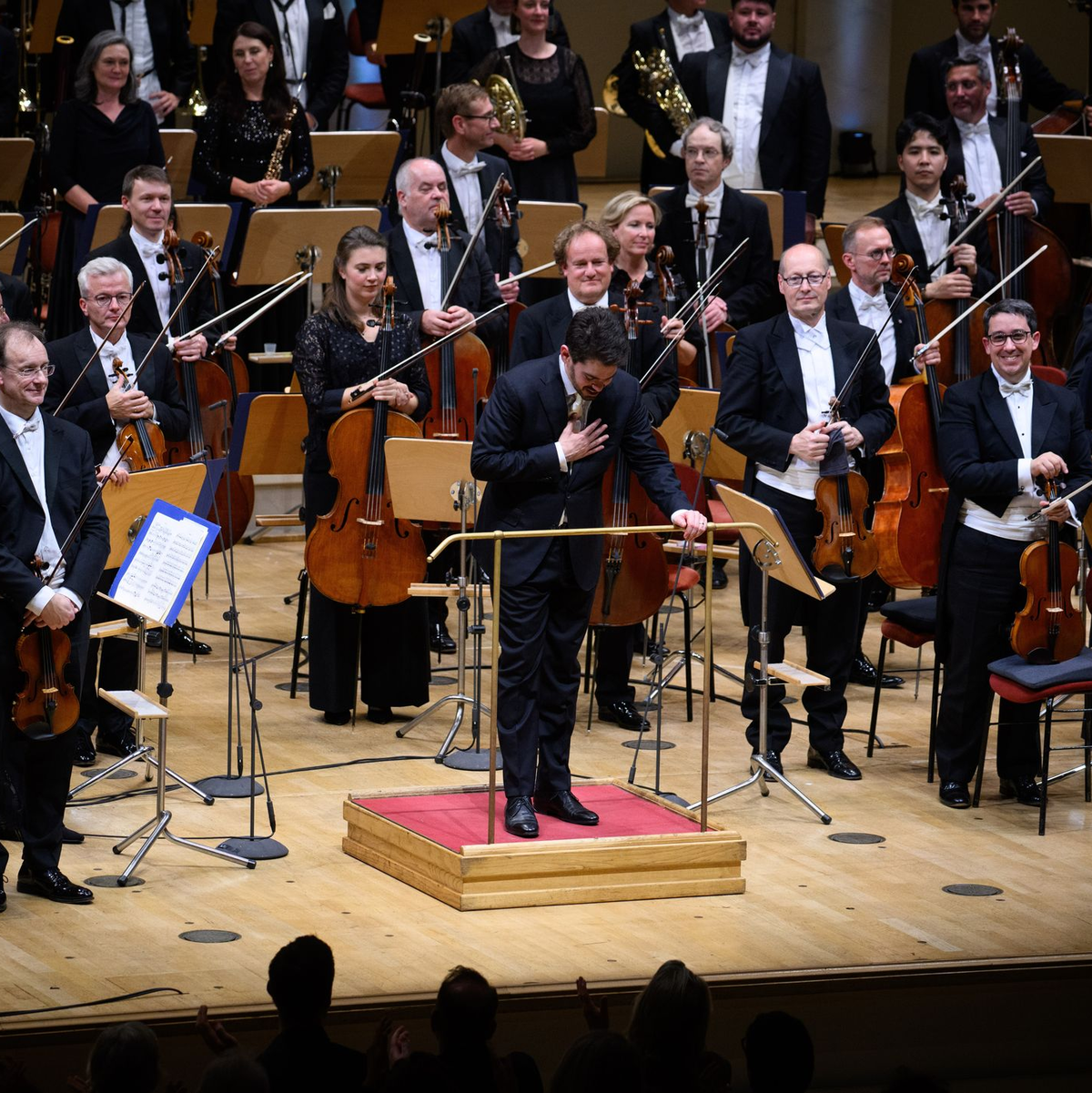 Shani und die Münchner Philharmoniker bekamen am Abend Standing Ovations. - Foto: Bernd von Jutrczenka/dpa