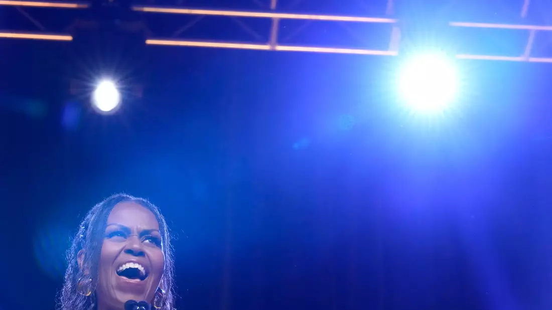 Auch Michelle Obama sprach bereits über ihre Wechseljahre. (Archivbild) - Bild: Brynn Anderson/AP/dpa