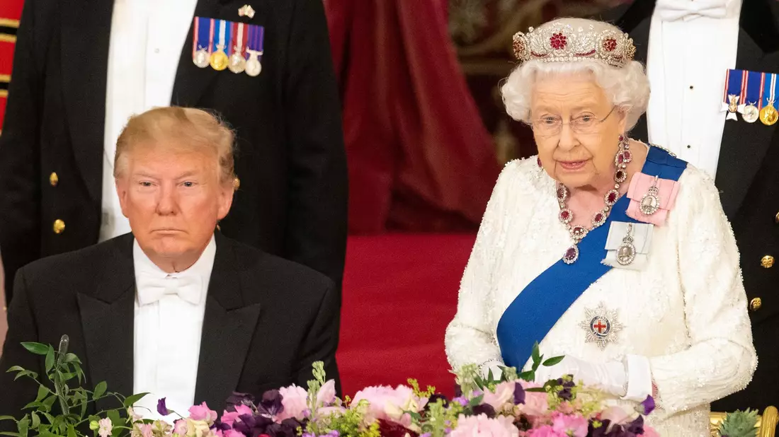 Trump war schon einmal zum Staatsbesuch in Großbritannien - damals noch mit der Queen (Archivbild). - Bild: Dominic Lipinski/PA Wire/dpa