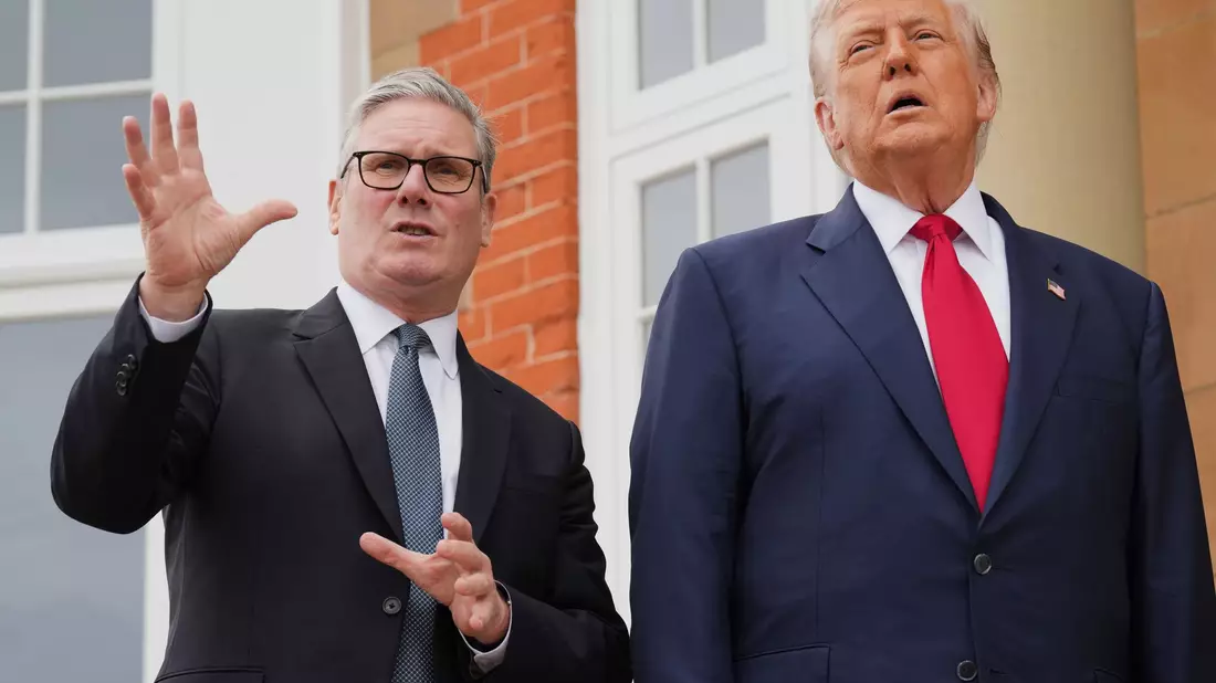 Trump und Starmer trafen sich in diesem Sommer bereits in Schottland (Archivbild). - Bild: Jacquelyn Martin/AP/dpa