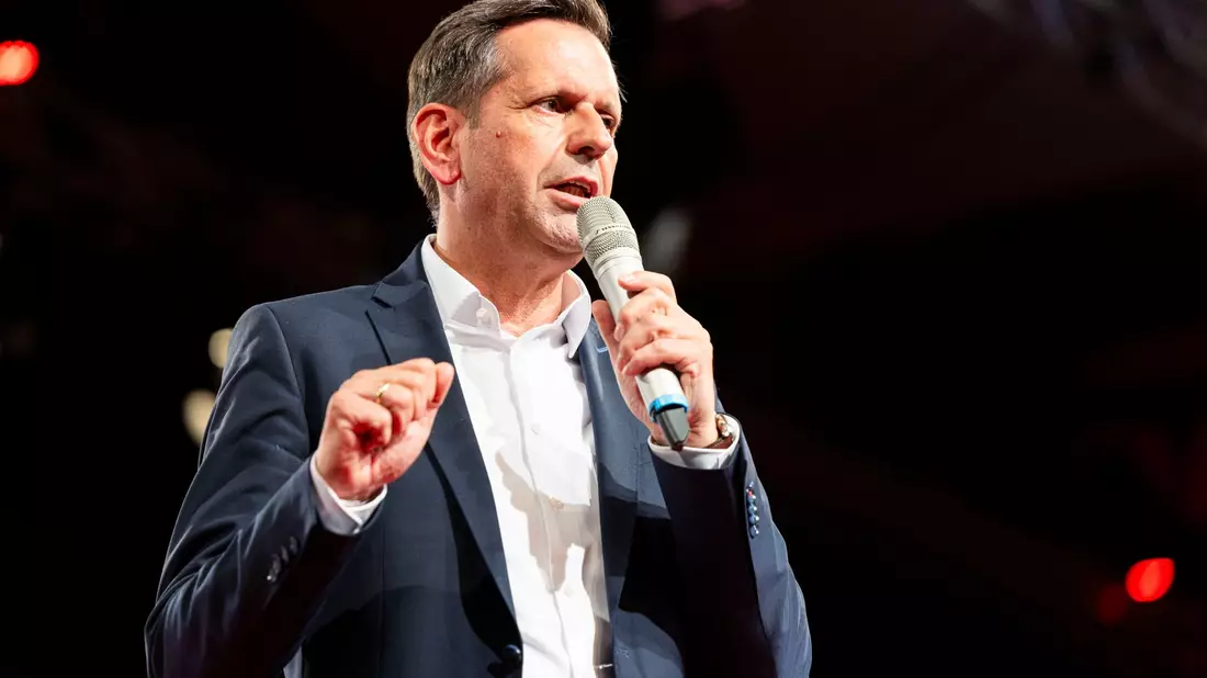 Für Ministerpräsident Lies ist der Dieselskandal Mahnung und Motor zugleich: mehr Verantwortung und mehr Wandel. (Archivbild) - Bild: Michael Matthey/dpa