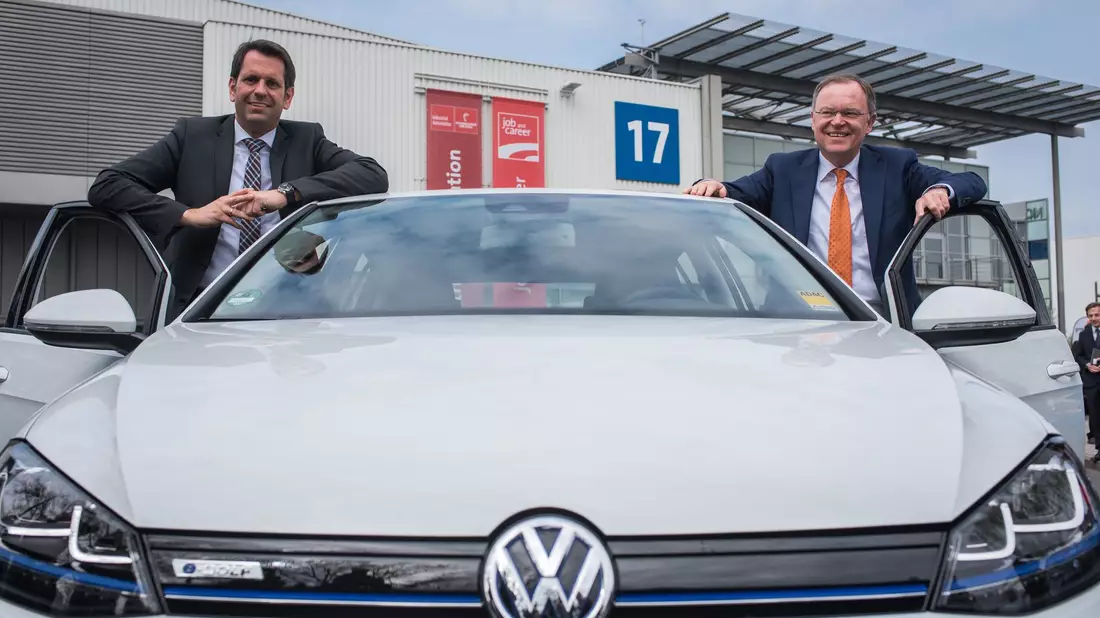 Als Ministerpräsident sitzt Lies (l) für Niedersachsen im VW-Aufsichtsrat. Auch 2015 war er dabei – als Wirtschaftsminister an der Seite des früheren Regierungschefs Stephan Weil (r). (Archivbild) - Bild: picture alliance / Ole Spata/dpa