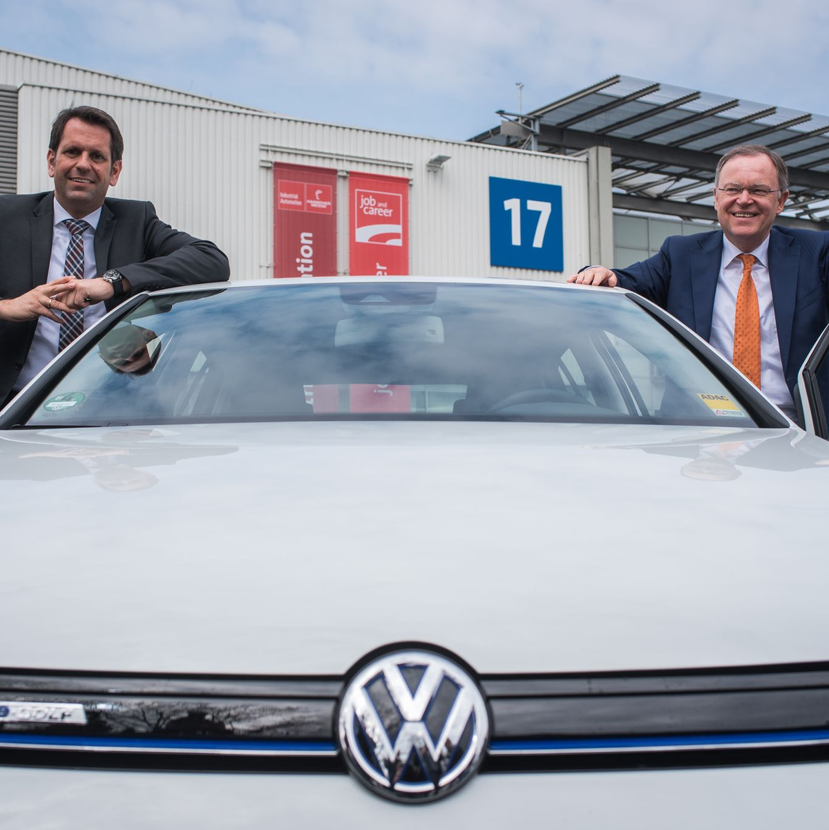 Als Ministerpräsident sitzt Lies (l) für Niedersachsen im VW-Aufsichtsrat. Auch 2015 war er dabei – als Wirtschaftsminister an der Seite des früheren Regierungschefs Stephan Weil (r). (Archivbild) - Foto: picture alliance / Ole Spata/dpa