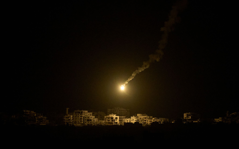 Die israelische Armee hat ihre Angriffe im nördlichen Gazastreifen intensiviert.   - Foto: Leo Correa/AP/dpa