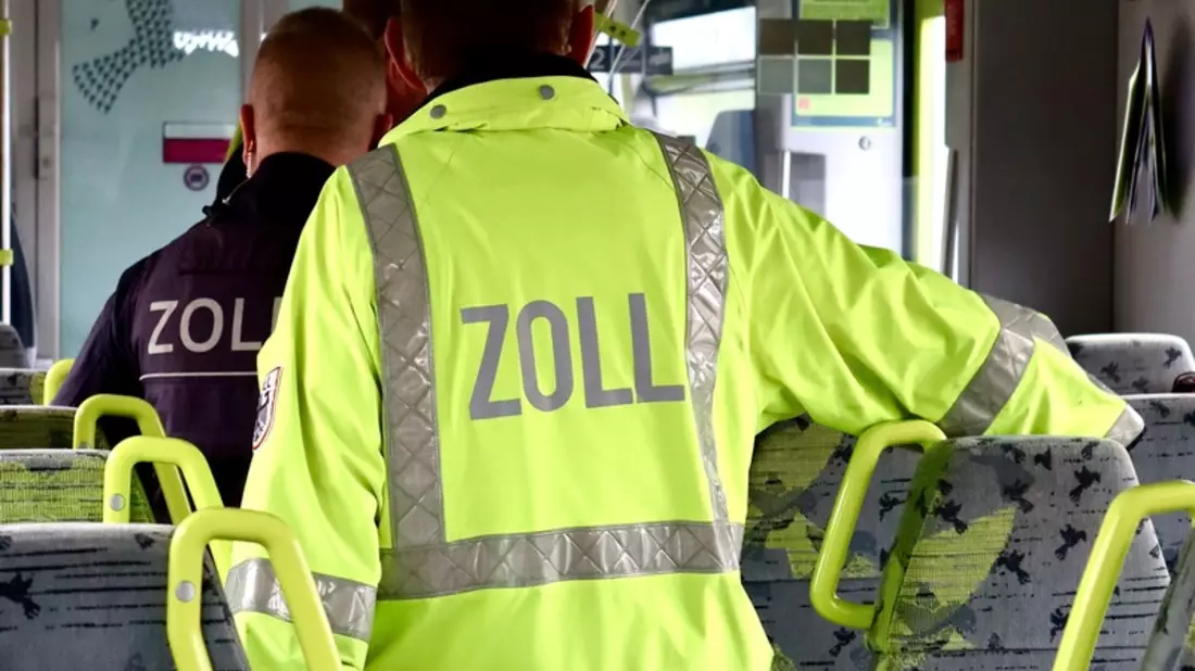 HZA-R: Crystal in der Hand versteckt: Zoll aus Selb deckt Drogenschmuggel im Zug aus Tschechien auf - Bild: presseportal.de
