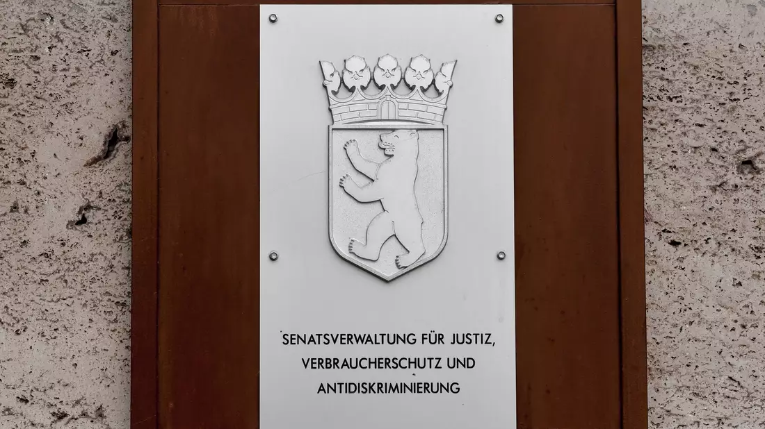Die Gerichtsvollzieher des Landes Berlin sollen stich- und schusssichere Schutzwesten erhalten. (Symbolbild) - Bild: Jens Kalaene/dpa-Zentralbild/ZB
