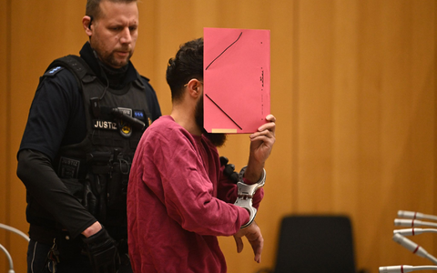Nach dem tödlichen Messerangriff auf dem Mannheimer Marktplatz im Mai 2024 hat das Oberlandesgericht Stuttgart sein Urteil verkündet. (Archivbild) - Foto: Marijan Murat/dpa