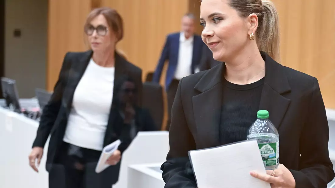 Die Mutter Petra Laur und die Schwester Eve Laur (rechts) saßen als Nebenkläger an zahlreichen Verhandlungstagen im Prozessgebäude in Stuttgart-Stammheim. (Archivbild) - Bild: Bernd Weißbrod/dpa