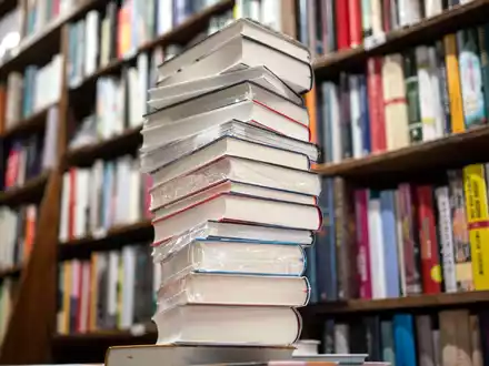 Was sind die preisverdächtigsten Romane des Jahres? Die Shortlist für den Deutschen Buchpreis steht. (Symbolbild) - Foto: Frank Rumpenhorst/dpa/Frank Rumpenhorstdpa