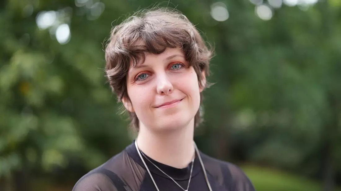 Fiona Sironic steht mit «Am Samstag gehen die Mädchen in den Wald und jagen Sachen in die Luft» auf der Shortlist 2025 (Archivbild). - Bild: Marcus Brandt/dpa