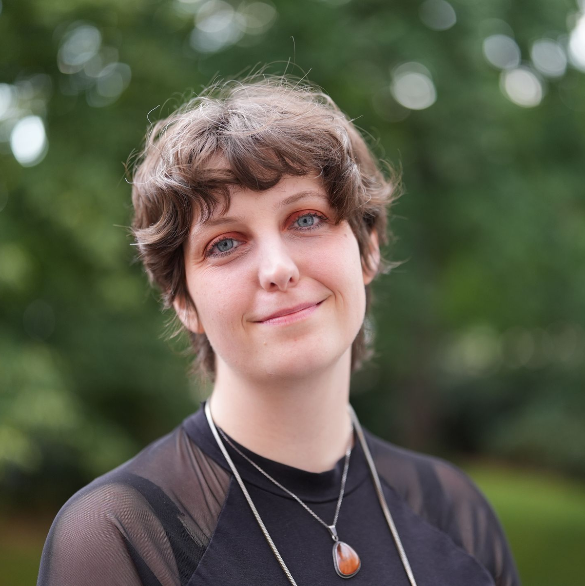 Fiona Sironic steht mit «Am Samstag gehen die Mädchen in den Wald und jagen Sachen in die Luft» auf der Shortlist 2025 (Archivbild). - Foto: Marcus Brandt/dpa