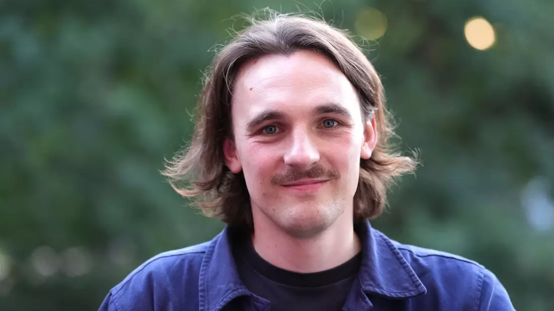 Kaleb Erdmann ist mit seinem Roman «Die Ausweichschule» auf der Shortlist 2025 vertreten (Archivbild). - Bild: Marcus Brandt/dpa