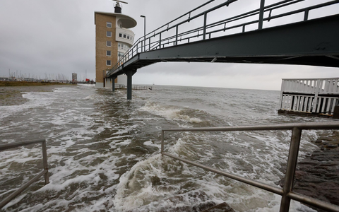 An der Alten Liebe überschwemmt die Nordsee bei einer Sturmflut das Hafengebiet. - Foto: Christian Butt/dpa