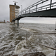 An der Alten Liebe überschwemmt die Nordsee bei einer Sturmflut das Hafengebiet. - Foto: Christian Butt/dpa