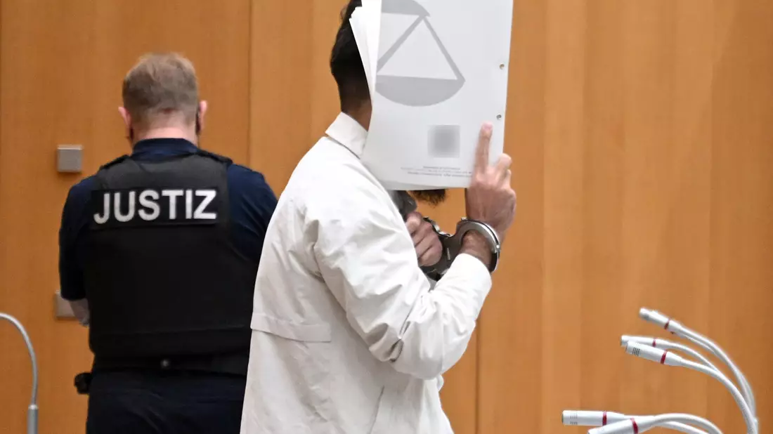 Die Angehörigen des getöteten Polizisten Rouven Laur verfolgten den Prozess.  - Bild: Marijan Murat/dpa