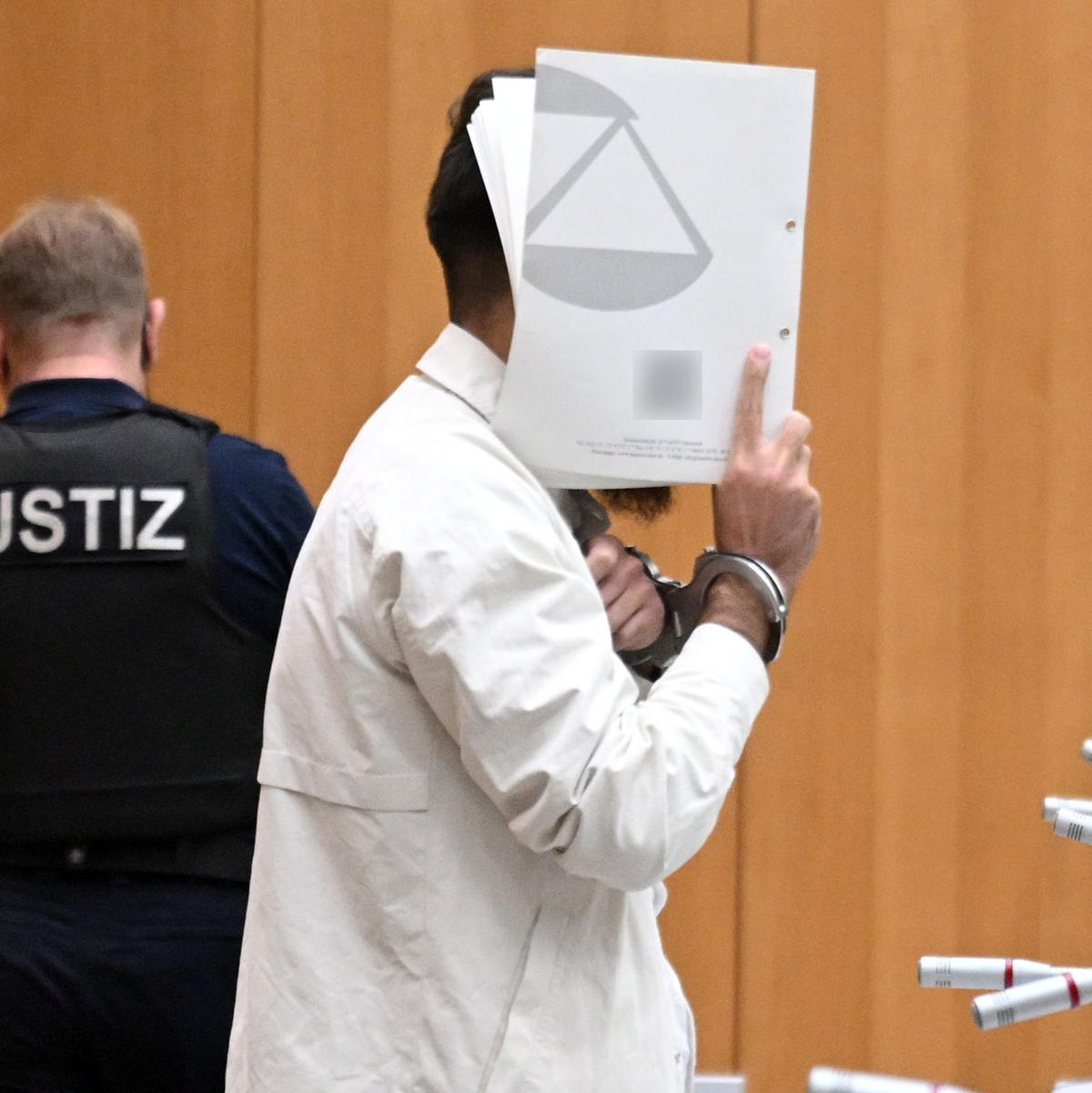 Die Angehörigen des getöteten Polizisten Rouven Laur verfolgten den Prozess.  - Foto: Marijan Murat/dpa