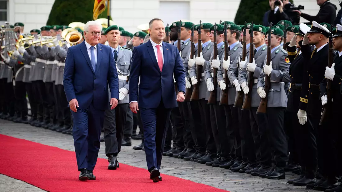 Bundespräsident Frank-Walter Steinmeier begrüßte seinen rechtskonservativen Kollegen mit militärischen Ehren vor dem Schloss Bellevue. - Bild: Bernd von Jutrczenka/dpa