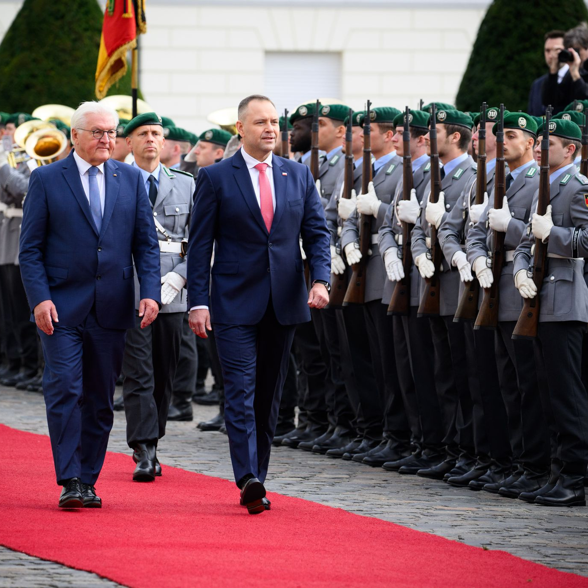 Polens Präsident Nawrocki erhielt die volle protokollarische Aufmerksamkeit - Foto: Bernd von Jutrczenka/dpa