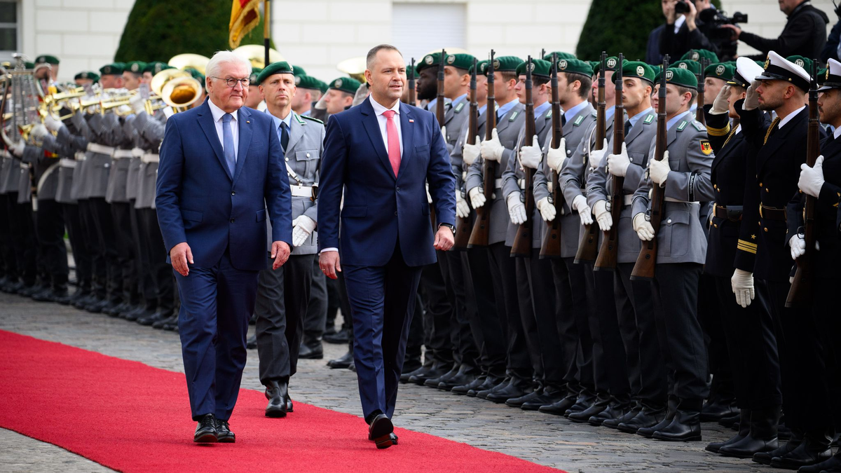 Bundespräsident Frank-Walter Steinmeier begrüßte seinen rechtskonservativen Kollegen mit militärischen Ehren vor dem Schloss Bellevue. - Foto: Bernd von Jutrczenka/dpa