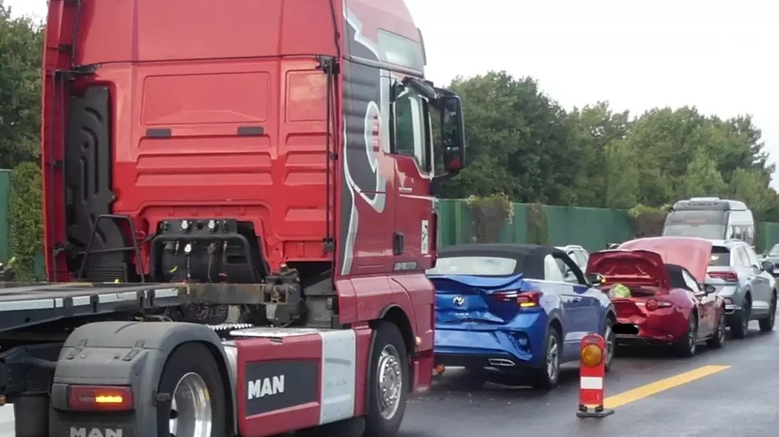 POL-CUX: Verkehrsunfall auf der BAB 27/ LKW fährt auf Stauende auf/ Zwei Personen leicht verletzt/ Foto im Anhang - Bild: presseportal.de