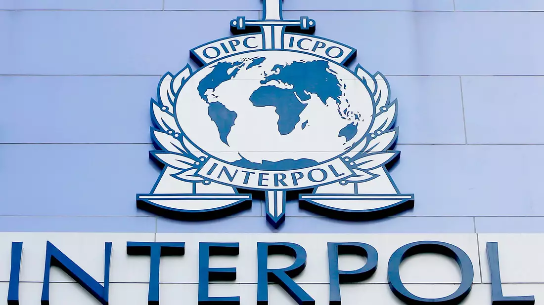 Ermittlerinnen und Ermittler aus 17 Ländern arbeiteten laut Interpol zusammen, um die gefährlichsten international gesuchten Kriminellen zu identifizieren. (Symbolbild)  - Bild: Wallace Woon/EPA FILE/dpa