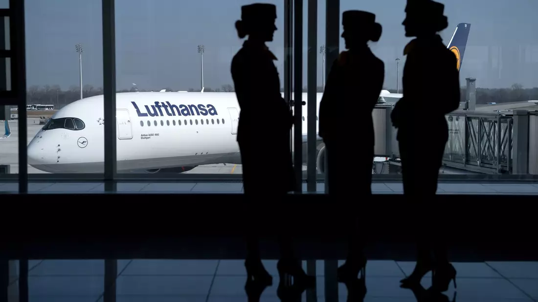 Tarifärger auch beim Kabinenpersonal für Deutschlands größter Fluggesellschaft. (Archivbild) - Bild: Sven Hoppe/dpa
