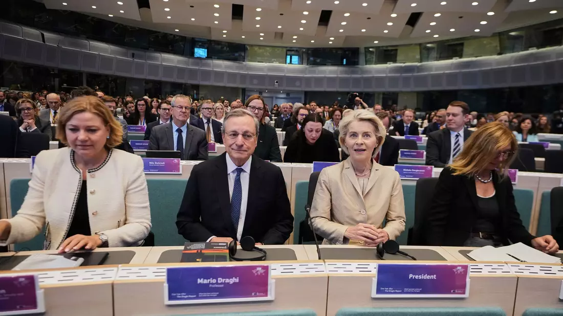 Mario Draghi (M.l.) und Ursula von der Leyen (M.r.) in Brüssel. Vor fast genau einem Jahr hat der frühere EZB-Chef seinen Bericht über Europas Wettbewerbsfähigkeit vorgestellt. - Bild: Virginia Mayo/AP/dpa