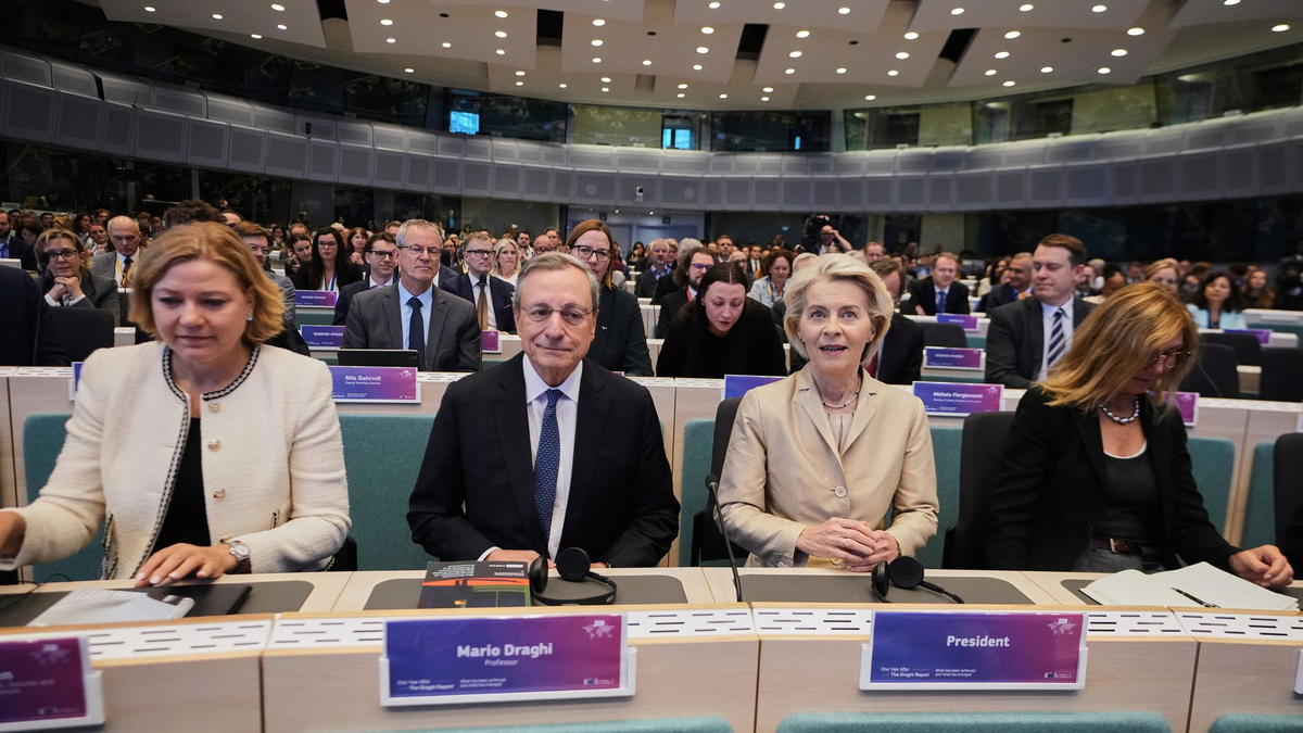 Mario Draghi (M.l.) und Ursula von der Leyen (M.r.) in Brüssel. Vor fast genau einem Jahr hat der frühere EZB-Chef seinen Bericht über Europas Wettbewerbsfähigkeit vorgestellt. - Foto: Virginia Mayo/AP/dpa
