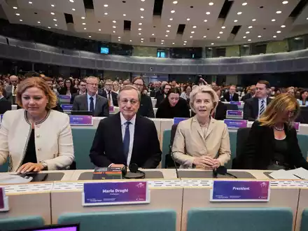 Mario Draghi (M.l.) und Ursula von der Leyen (M.r.) in Brüssel. Vor fast genau einem Jahr hat der frühere EZB-Chef seinen Bericht über Europas Wettbewerbsfähigkeit vorgestellt. - Foto: Virginia Mayo/AP/dpa