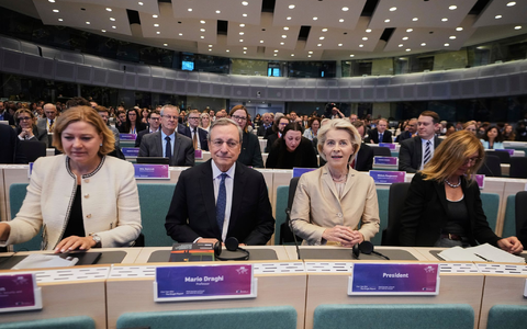 Mario Draghi (M.l.) und Ursula von der Leyen (M.r.) in BrĂŒssel. Vor fast genau einem Jahr hat der frĂŒhere EZB-Chef seinen Bericht ĂŒber Europas WettbewerbsfĂ€higkeit vorgestellt. - Foto: Virginia Mayo/AP/dpa Mario Draghi (M.l.) und Ursula von der Leyen (M.r.) in BrĂŒssel. Vor fast genau einem Jahr hat der frĂŒhere EZB-Chef seinen Bericht ĂŒber Europas WettbewerbsfĂ€higkeit vorgestellt. - Foto: Virginia Mayo/AP/dpa