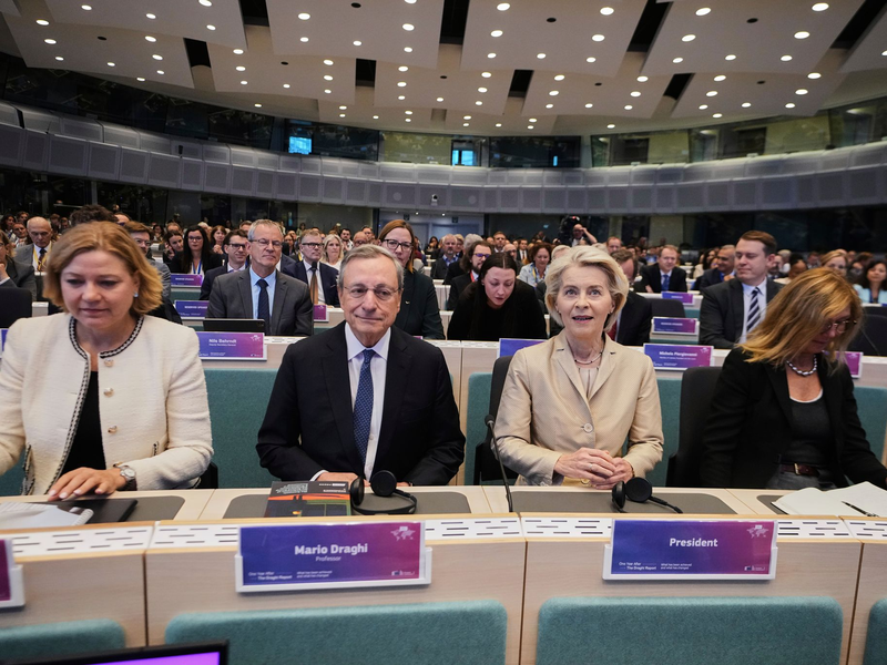 Mario Draghi (M.l.) und Ursula von der Leyen (M.r.) in Brüssel. Vor fast genau einem Jahr hat der frühere EZB-Chef seinen Bericht über Europas Wettbewerbsfähigkeit vorgestellt. - Foto: Virginia Mayo/AP/dpa