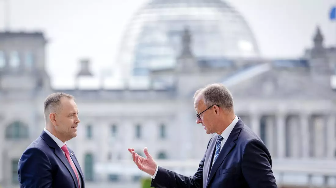 Nach dem Gespräch mit Bundespräsident Steinmeier traf sich Polens Präsident Nawrocki mit Bundeskanzler Merz - Bild: Kay Nietfeld/dpa