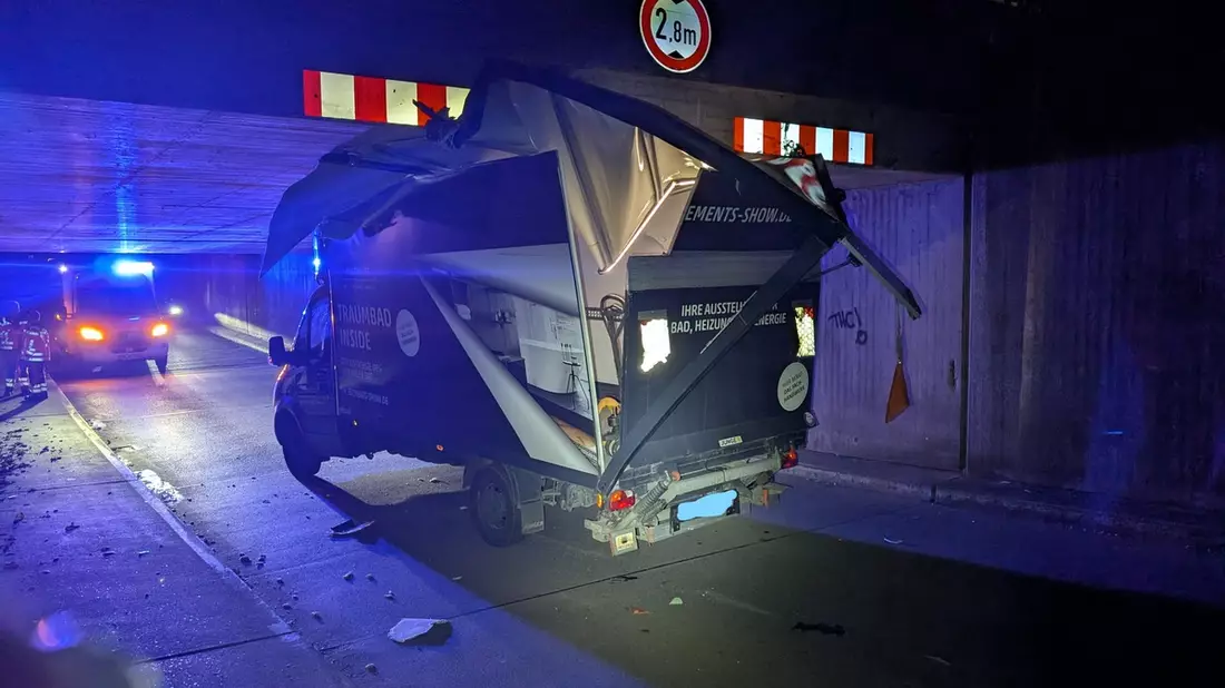 POL-DH: --- Barnstorf, Unter Brücke steckengeblieben - Ehrenburg, Fahrzeugteile abgebaut und entwendet --- - Bild: presseportal.de
