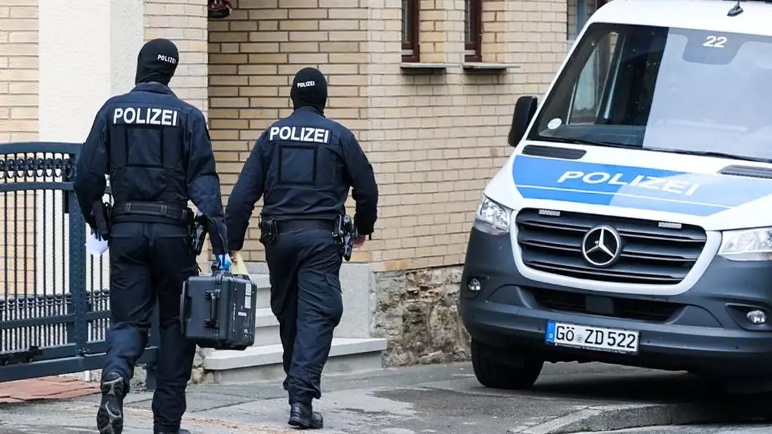 Die Polizei stellte bei den Durchsuchungen scharfe Waffen sicher. - Bild: --/dpa