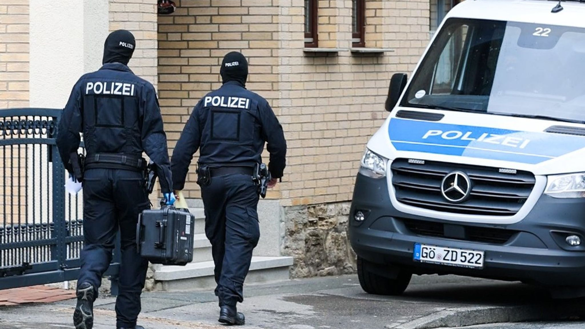 Die Polizei stellte bei den Durchsuchungen scharfe Waffen sicher. - Foto: --/dpa