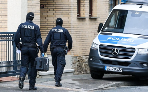 Die Polizei stellte bei den Durchsuchungen scharfe Waffen sicher. - Foto: --/dpa