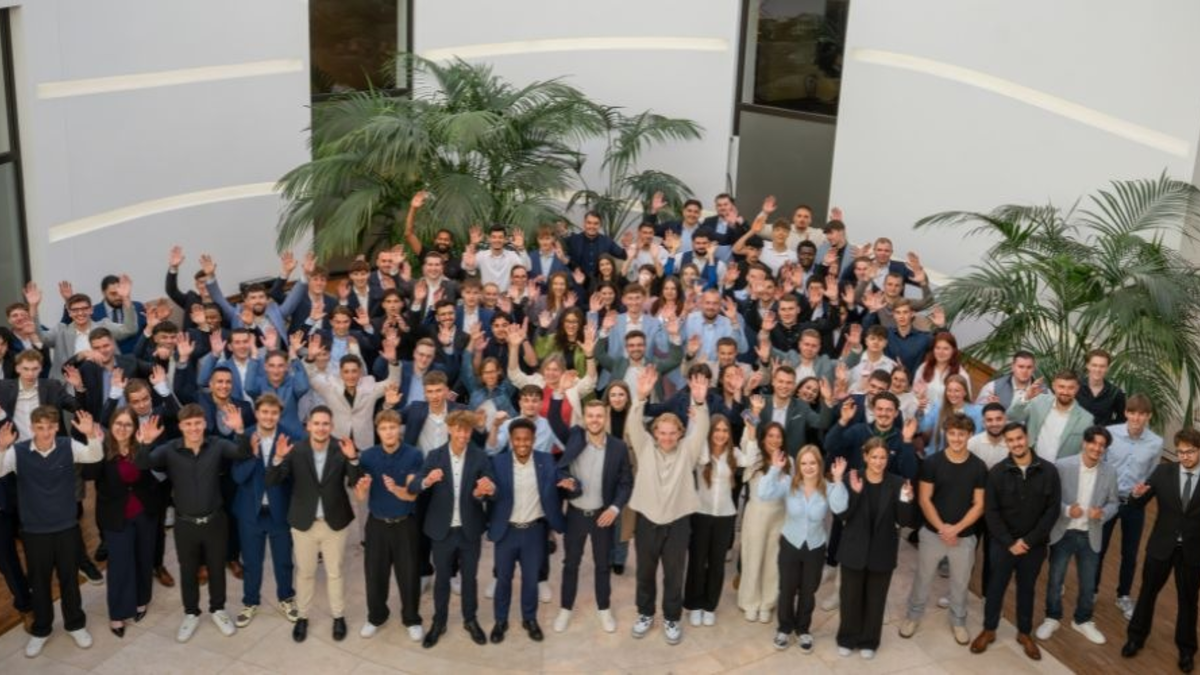 Gemeinsamer Start in eine Zukunft mit Perspektive / Über 200 junge Menschen beginnen Premiumausbildung bei der DVAG - Foto: presseportal.de