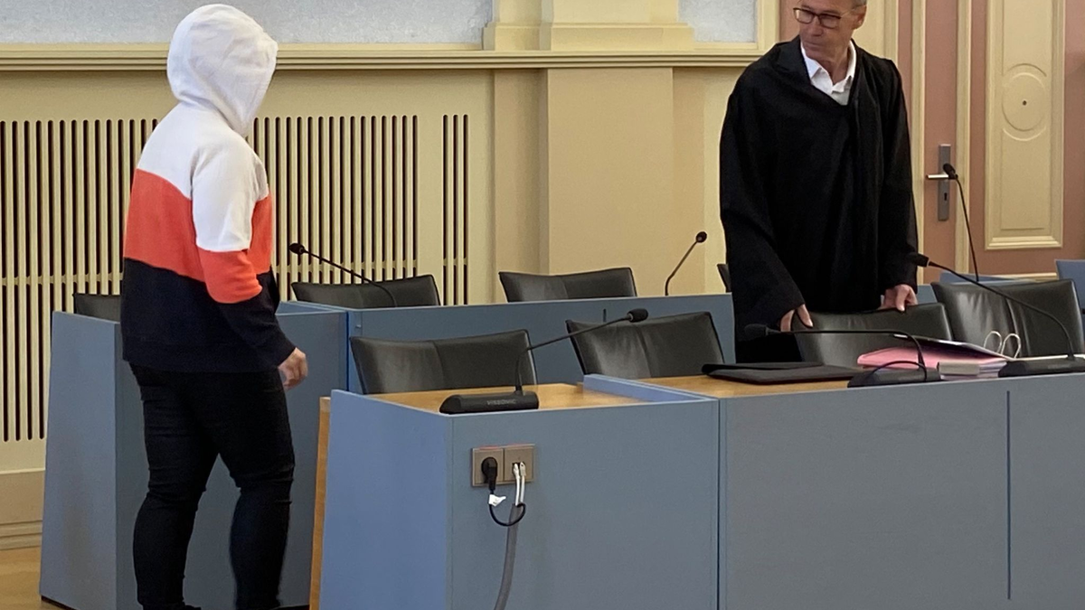 Die wegen Totschlags angeklagte Mutter betritt den Gerichtssaal.  - Foto: Tatjana Bojic/dpa