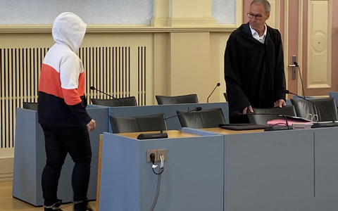Die wegen Totschlags angeklagte Mutter betritt den Gerichtssaal.  - Foto: Tatjana Bojic/dpa