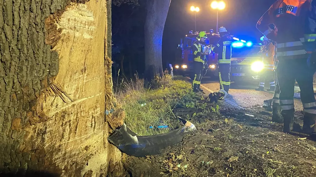 FW Lüchow-Dannenberg: +++ Erneut schwerer Verkehrsunfall in Lüchow-Dannenberg +++ PKW prallt gegen Baum, Fahrer wird schwerverletzt eingeklemmt +++ - Bild: presseportal.de