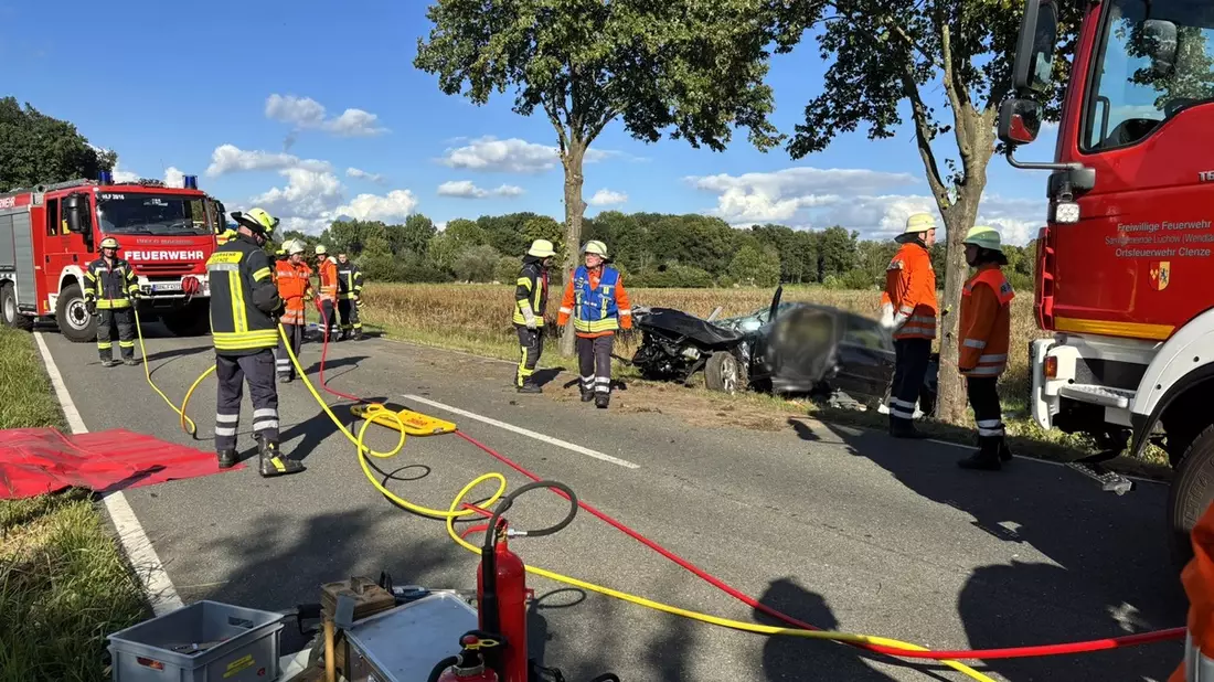 FW Lüchow-Dannenberg: +++ Verkehrsunfall in Lüchow-Dannenberg: Pkw gegen Baum - Person eingeklemmt +++ - Bild: presseportal.de