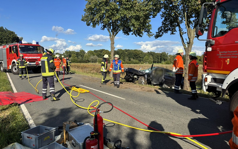 FW Lüchow-Dannenberg: +++ Verkehrsunfall in Lüchow-Dannenberg: Pkw gegen Baum - Person eingeklemmt +++ - Foto: presseportal.de