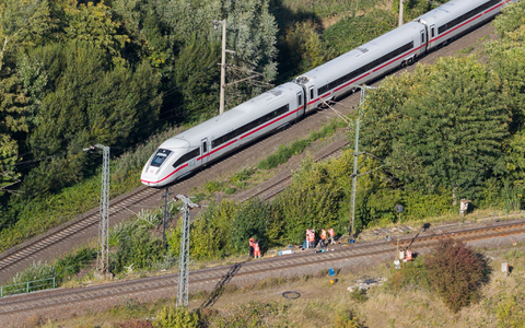 Die Ermittlungen zu der mutmaßlich vorsätzlichen Brandstiftung an einem Sicherungskasten eines Stellwerks in Lehrte bei Hannover dauern an. - Foto: Julian Stratenschulte/dpa