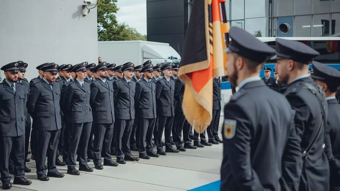 BPOLD FRA: Feierliche Vereidigung von 81 neuen Bundespolizistinnen und Bundespolizisten am Flughafen Frankfurt am Main - Bild: presseportal.de