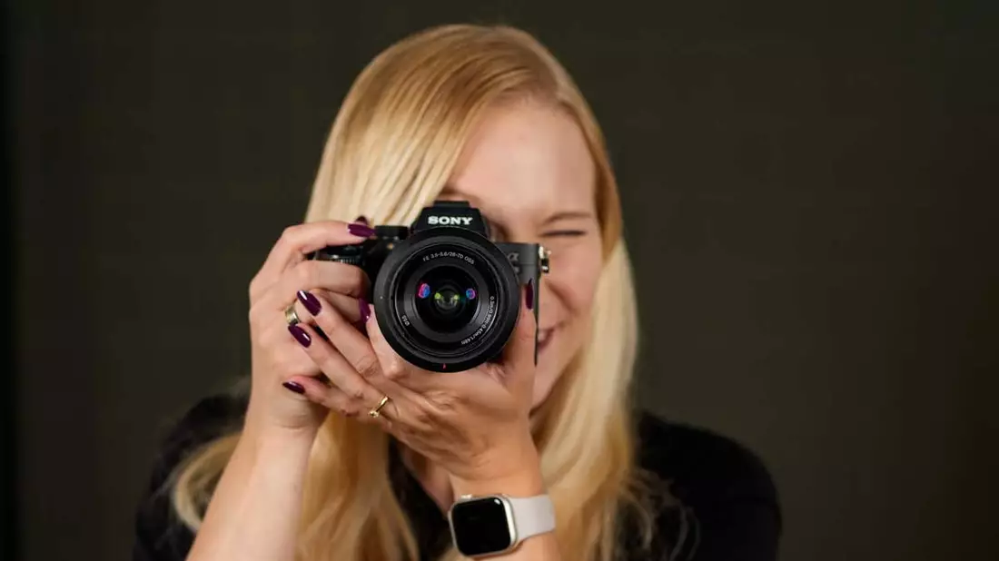 Hinter den Kulissen: Warum Unternehmen für echte Einblicke auf Fotografen setzen sollten - Bild: presseportal.de