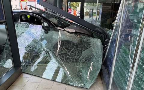 FW-GLA: PKW fährt in Fassade eines Supermarktes - Foto: presseportal.de